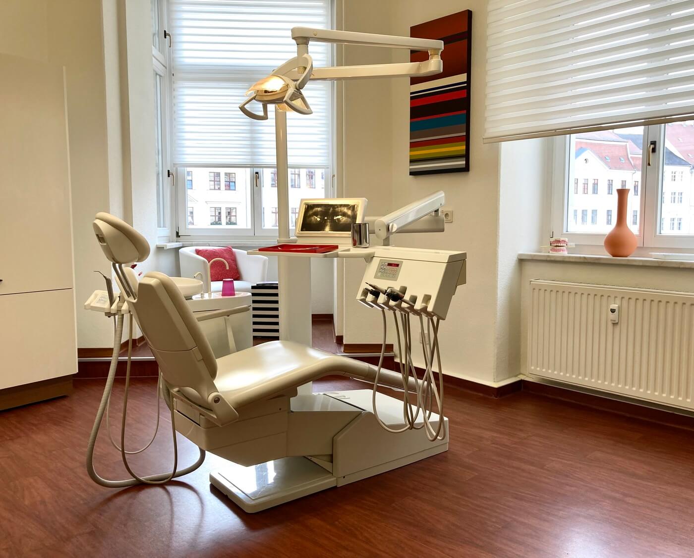 Behandlungszimmer in der Zahnarztpraxis Dr. med. dent. Uta Löffler in Zittau
